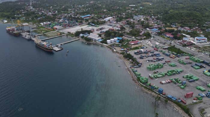 Pelabuhan peti kemas di Palu, Sulawesi Tengah