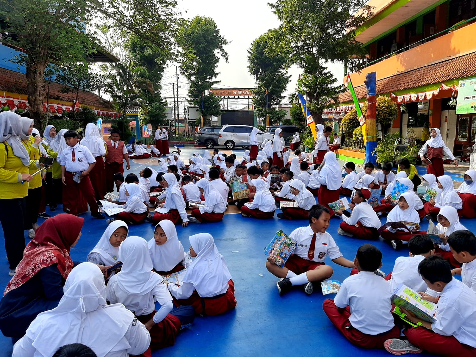 Para siswa dari SDN 01 dan SDN 03 Serdang mengikuti kegiatan literasi media di Kemayoran, Jakarta Pusat, Selasa (15/8).