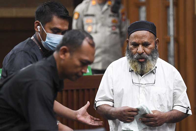 Sebuah informasi beredar bahwa ada seorang tahanan mengintimidasi tahanan rutan KPK lainnya demi menjaga Lukas Enembe.