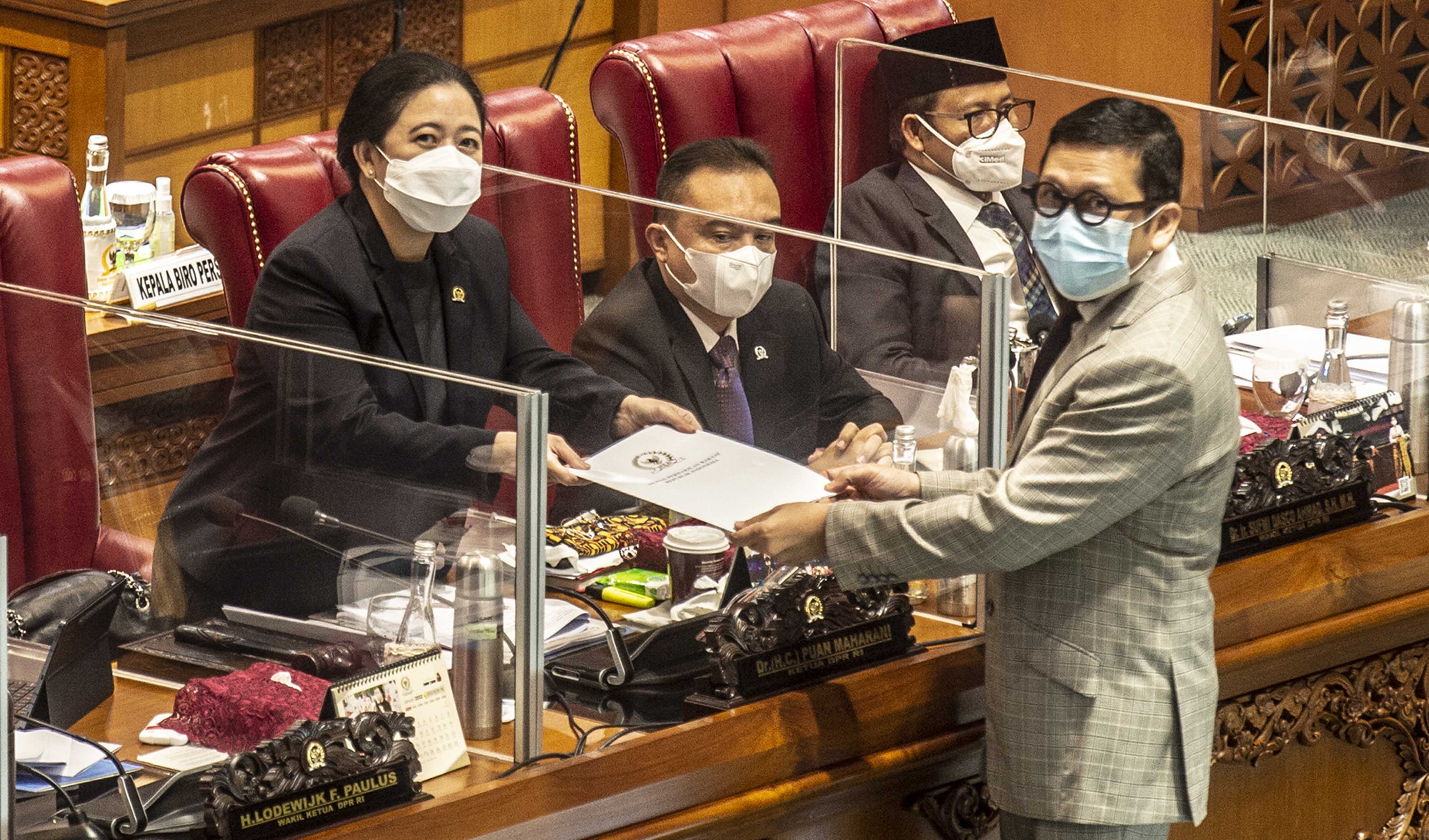 Ketua Pansus IKN Ahmad Doli Kurnia membacakan laporan hasil sidang Pansus Rancangan Undang-Undang Ibu Kota Negara (RUU IKN) pada Paripurna