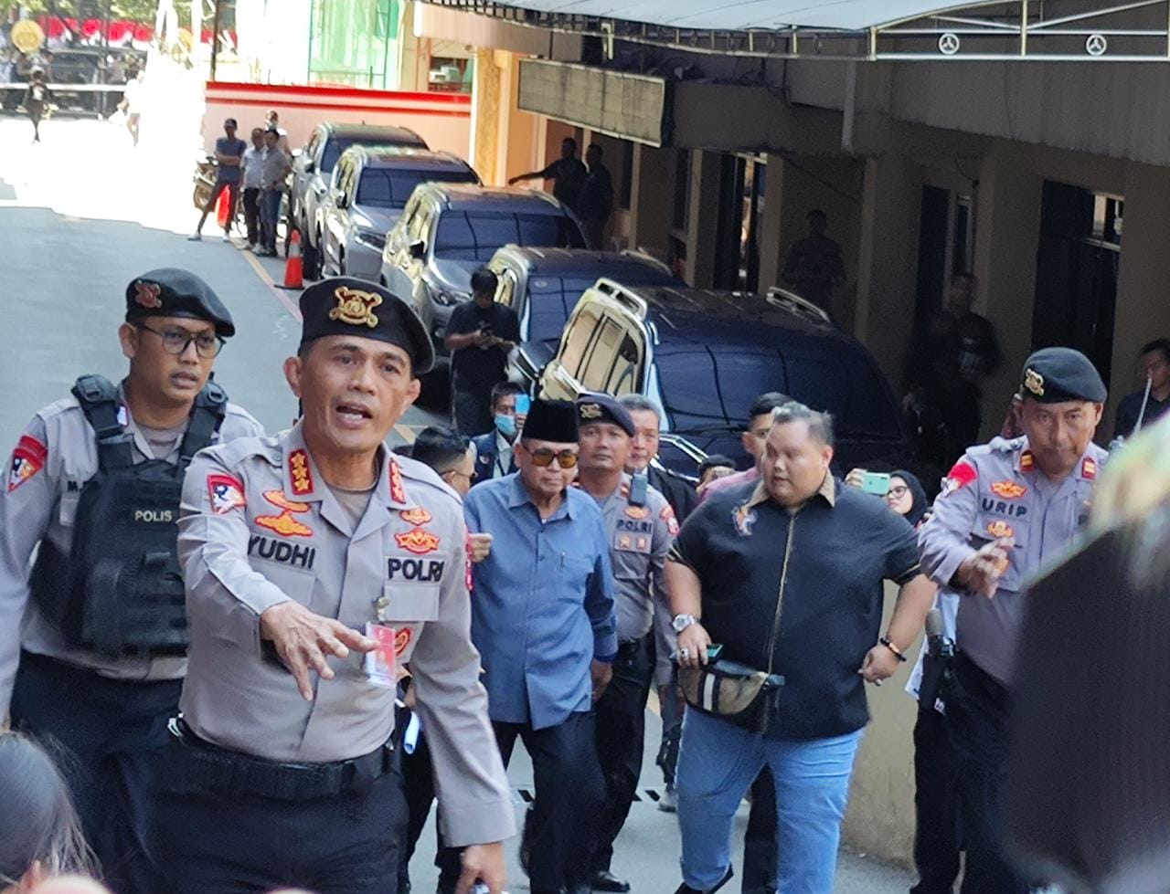 Pimpina pesantren Al-Zaytun, Panji Gumilang, di Bareskrim Polri.