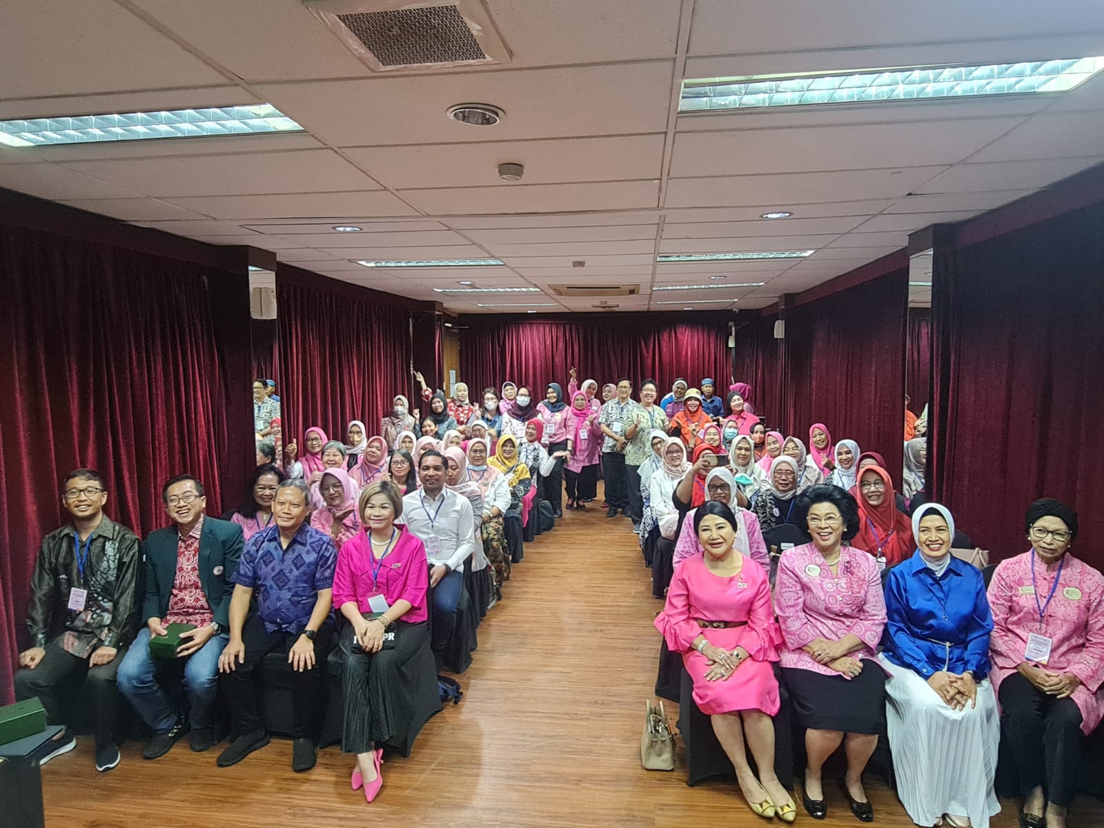 YKPI menggelar pelatihan pendamping pasien kanker payudara.