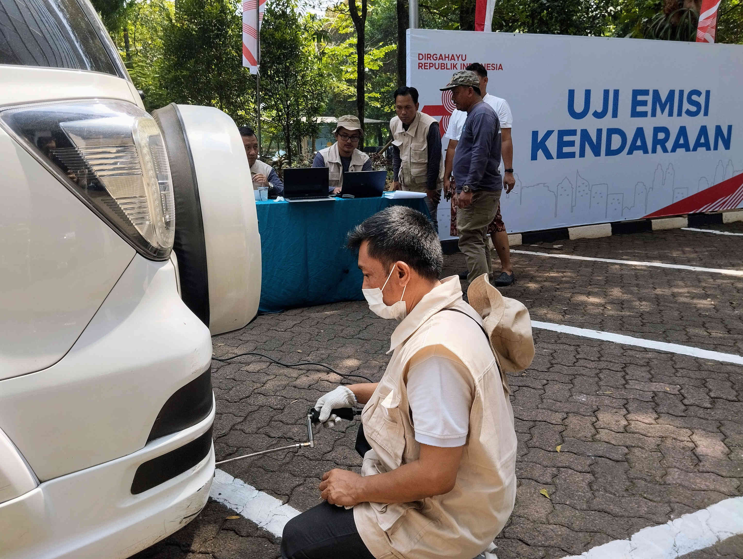Petugas melakukan uji emisi kendaraan bermotor di Kawasan Kementerian Lingkungan Hidup dan Kehutanan (KLHK),