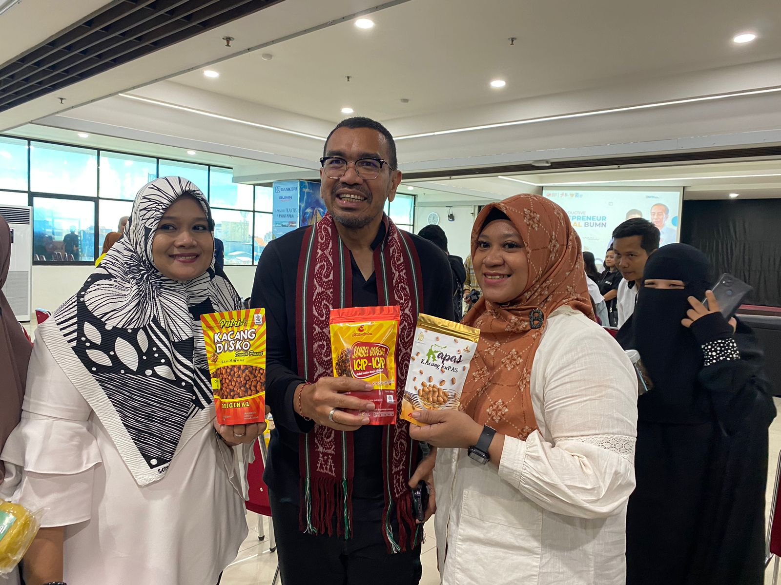 Stafsus Mentri BUMN, Arya Sinulingga berbincang dengan UMKM Milenial Makassar