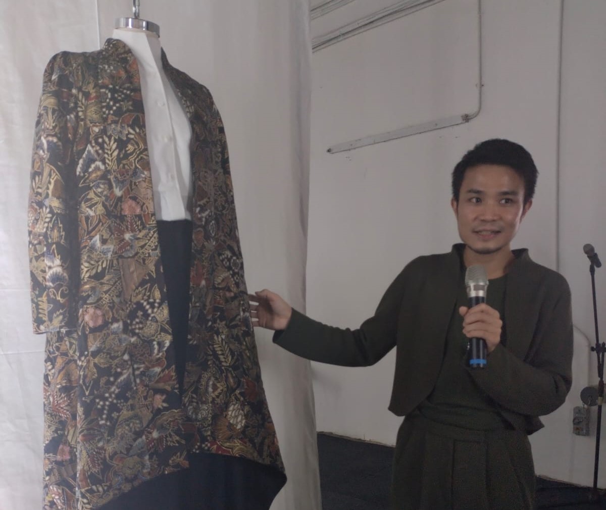 Auguste Soesastro dan busana rancangannya