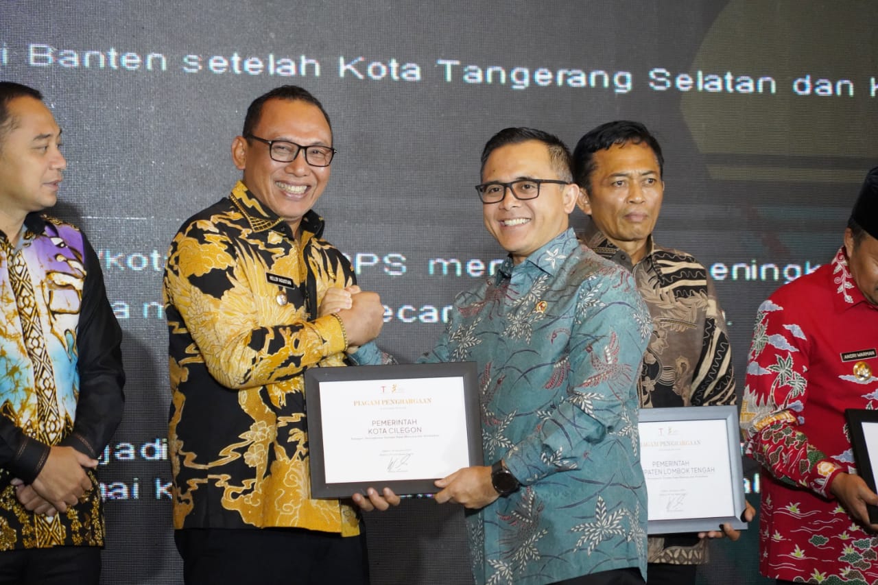 Wali Kota Cilegon Helldy Agustian meraih penghargaan Apresiasi Tokoh Indonesia dari Tempo Media Grup di Jakarta, Selasa (29/8).