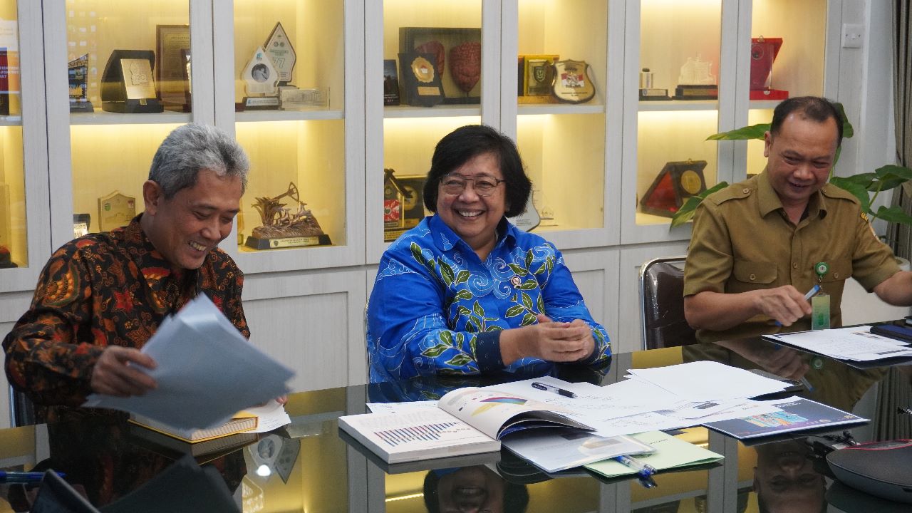 Menter LHK Siti Nurbaya (tengah) menyambut baik atas keberhasilan KLHK pemenang Outstanding Achievement of Public Service Innovation 2023.