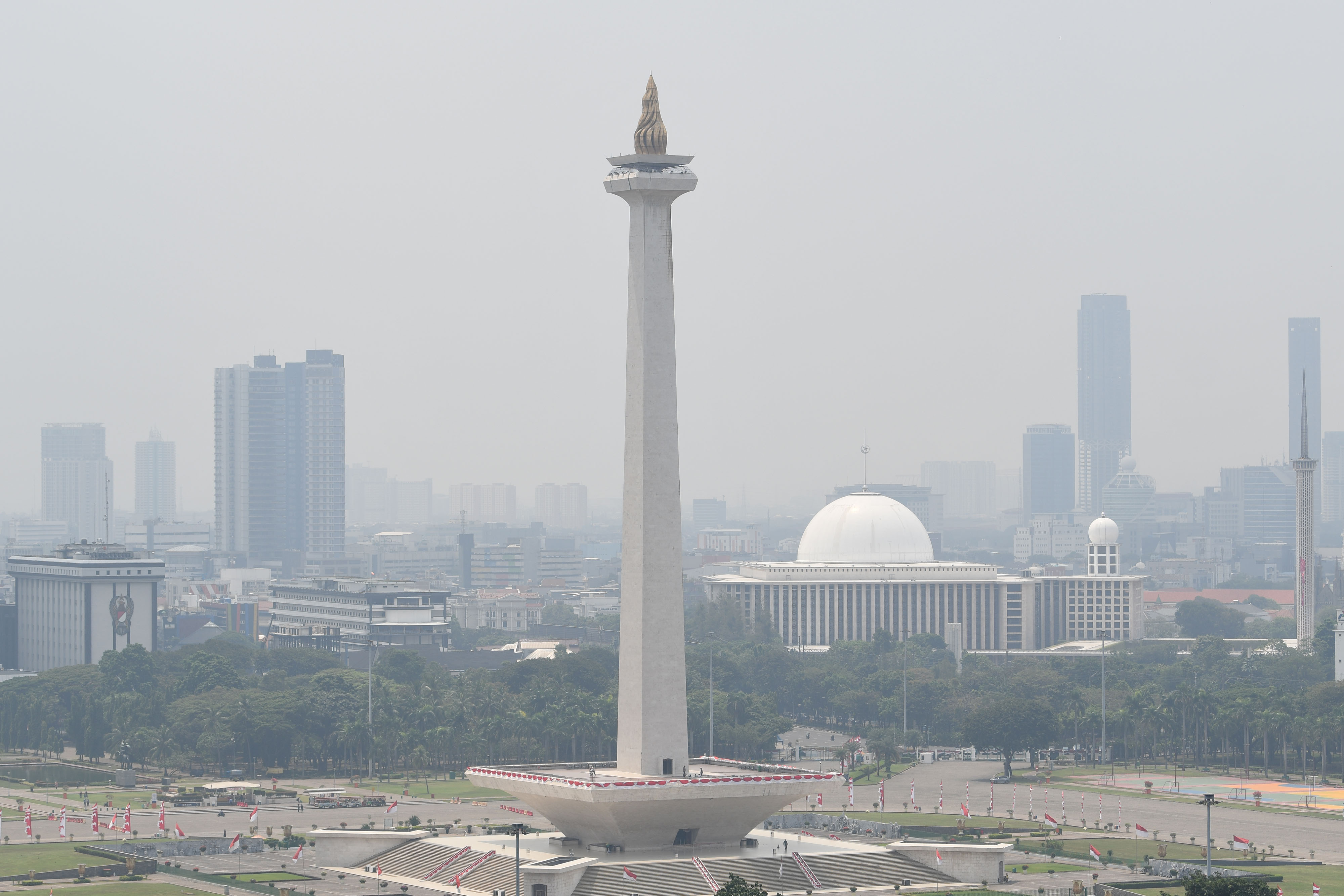 Kabut asap menyelimuti gedung-gedung bertingkat di Jakarta