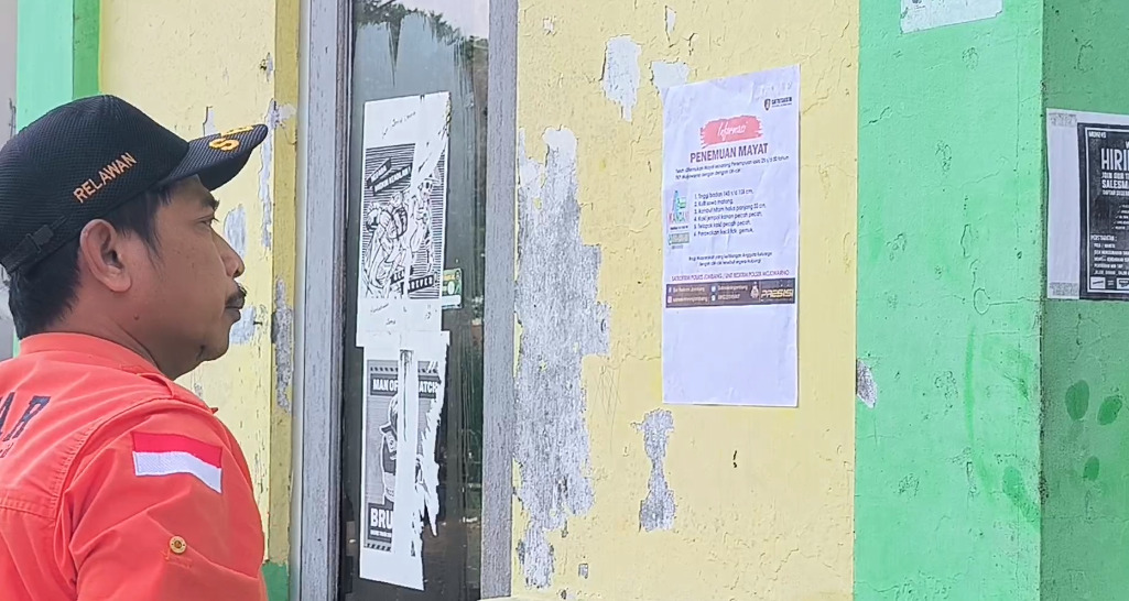 Sejumlah relawan menyebarkan selebaran info soal penemuan mayat wanita yang di mutilasi di Jombang.