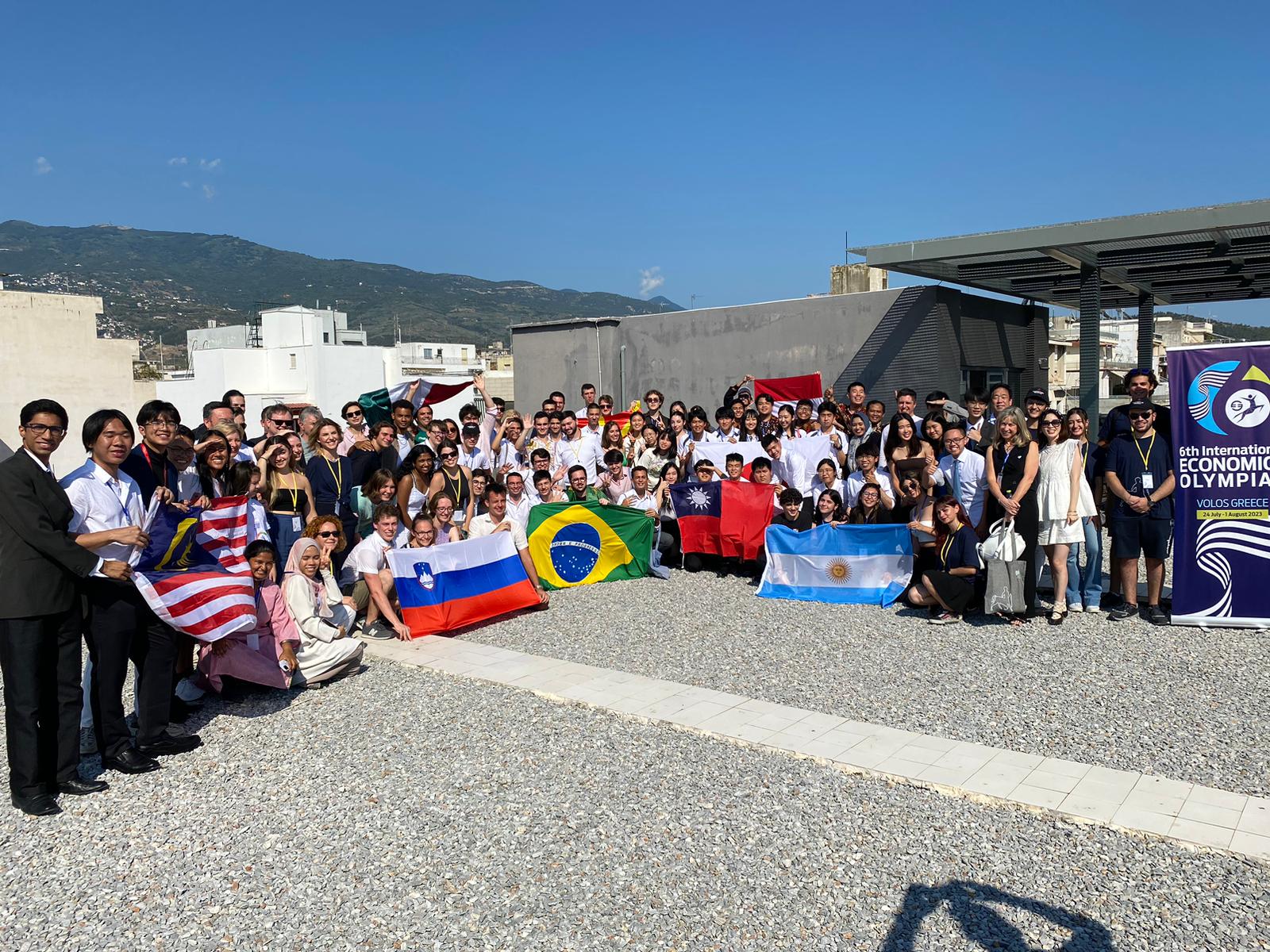 Tim Olimpiade Ekonomi berfoto dengan delegasi lainnya di Volos, Yunani.