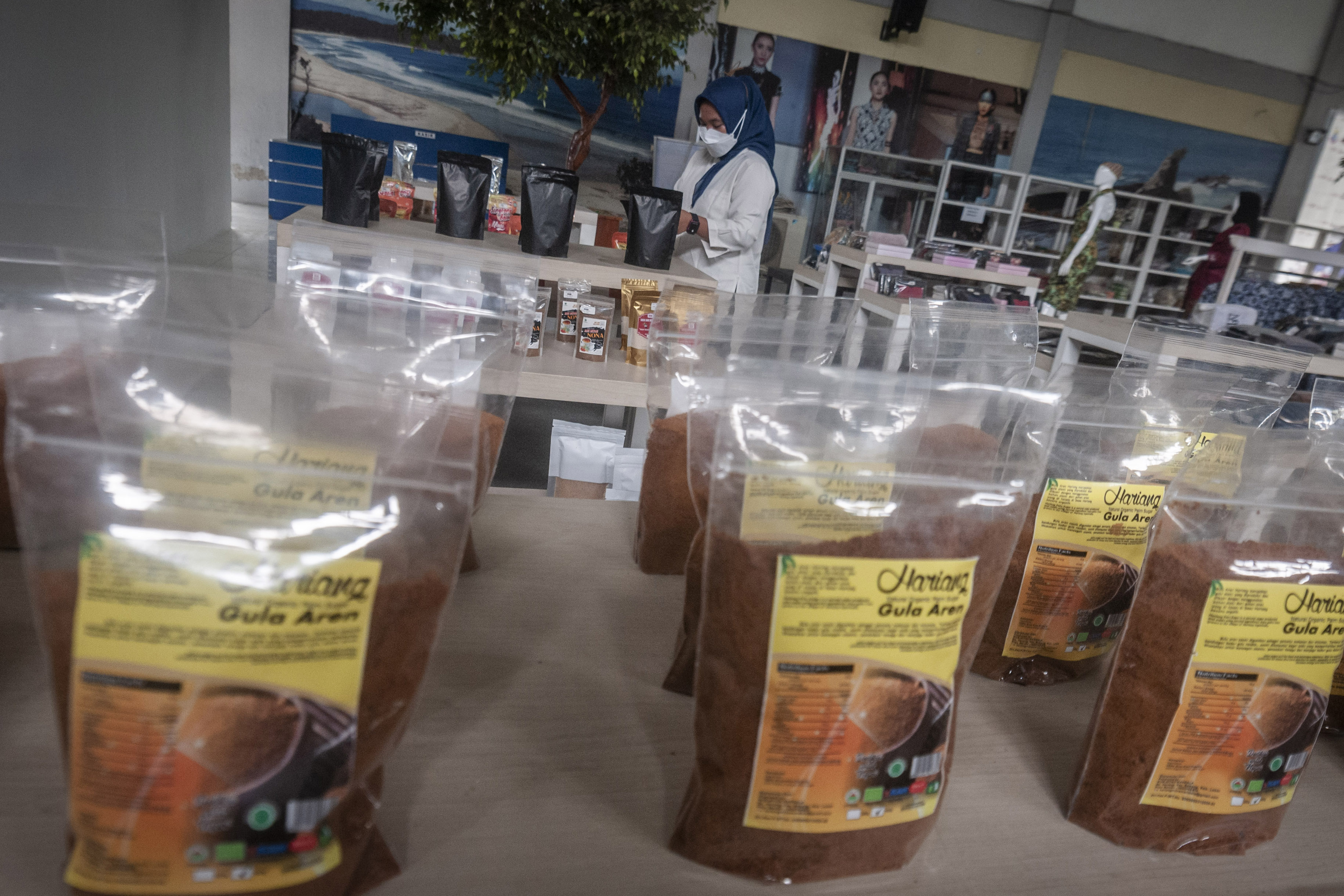 Ilustrasi. Pekerja menata produk UMKM di Plaza Lebak, Lebak, Banten, Rabu (21/12/2022). 