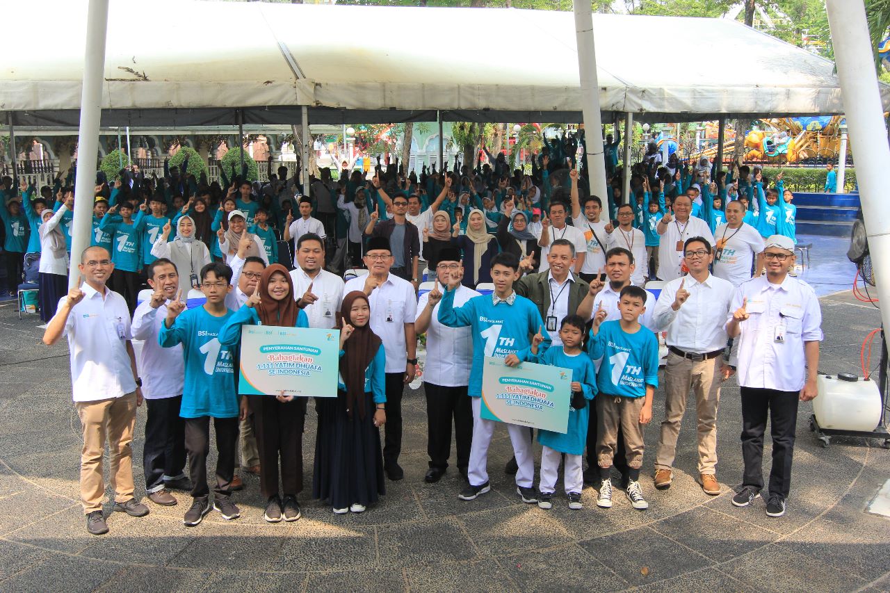 BSI Maslahat berbagi dengan 1.111 anak yatim duafa dalam rangka milad ke-1 di area Dufan, Taman Impian Jaya Ancol, Kamis (10/8).