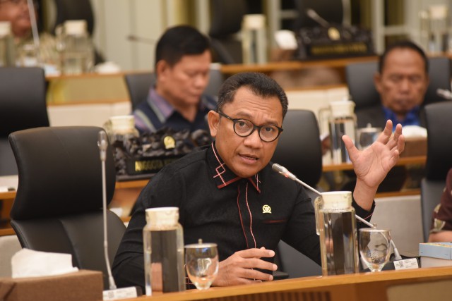 Anggota Komisi IV DPR RI Yohanis Fransiskus Lema saat mengikuti agenda Komisi IV DPR RI menerima audiensi dari Penggiat Budidaya Lobster Nus