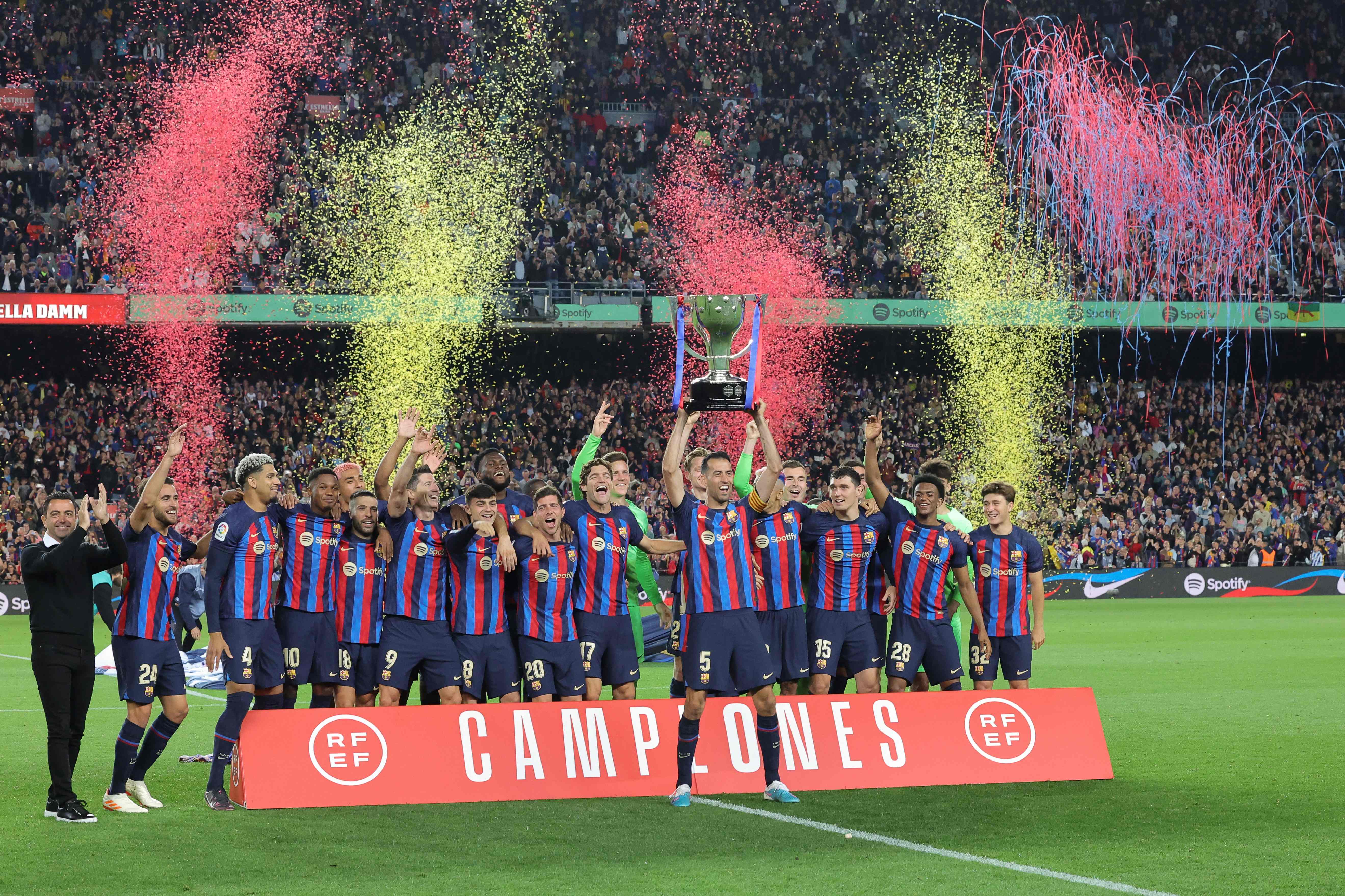 Para pemain Barcelona melakukan selebrasi usai menjadi juara La Liga.