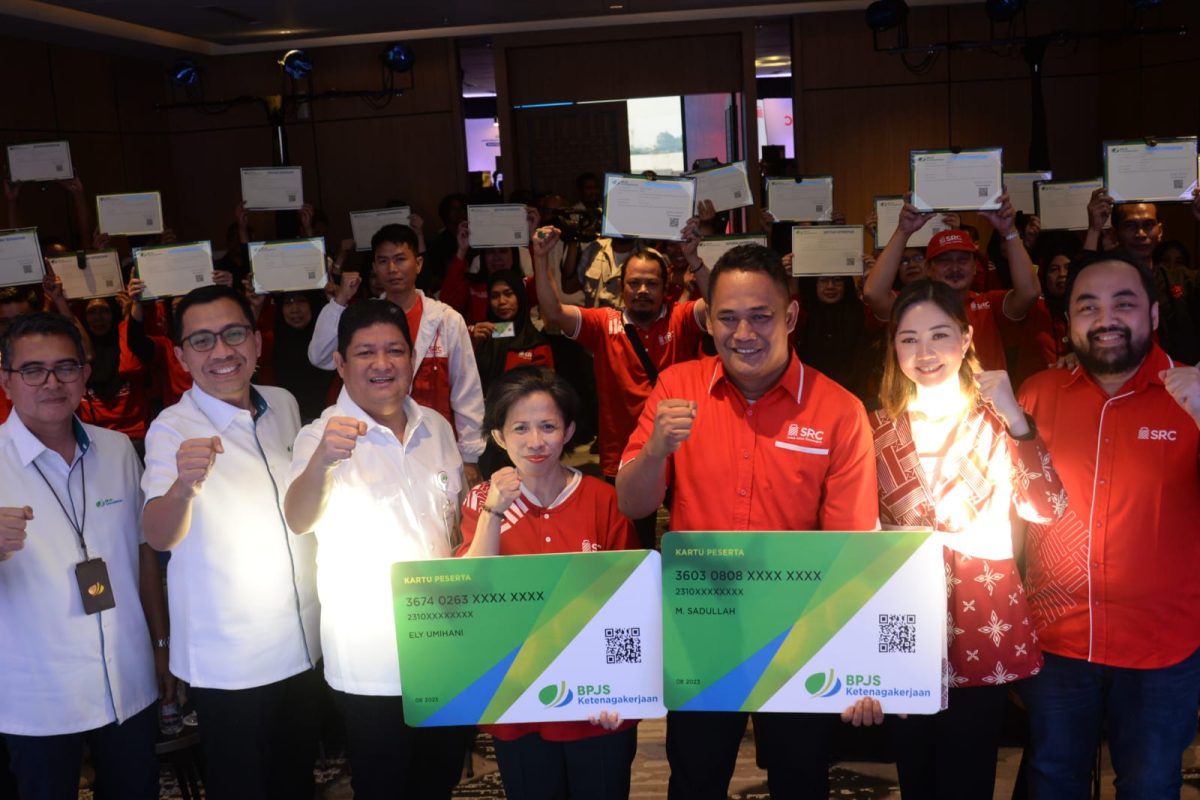 Direktur Kepesertaan BPJS Ketenagakerjaan Zainudin dan Direktur PT SRC Indonesia Sembilan Rima Tanago meresmikan kerja sama di Tangerang..