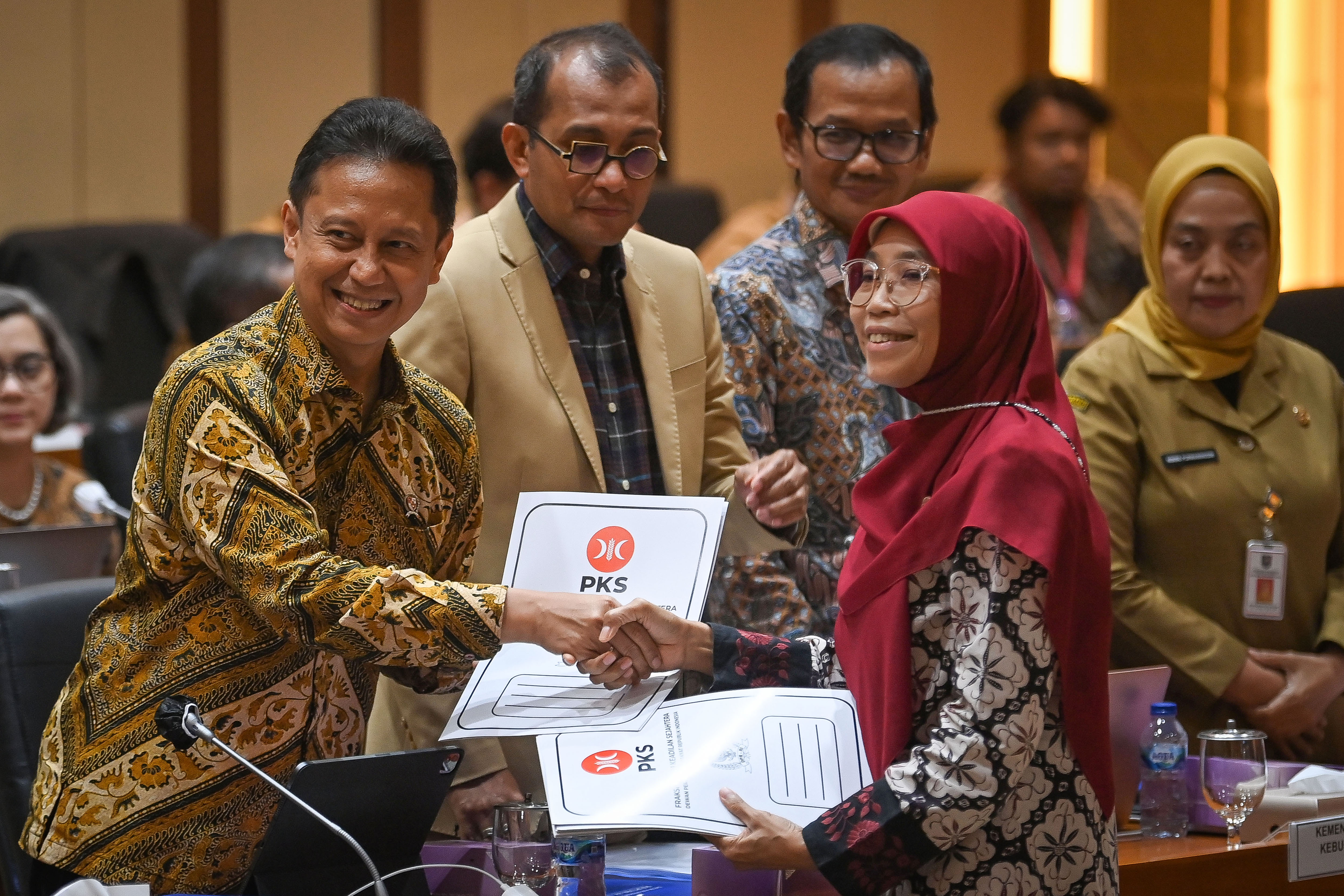 Menteri Kesehatan Budi Gunadi Sadikin (kiri) 