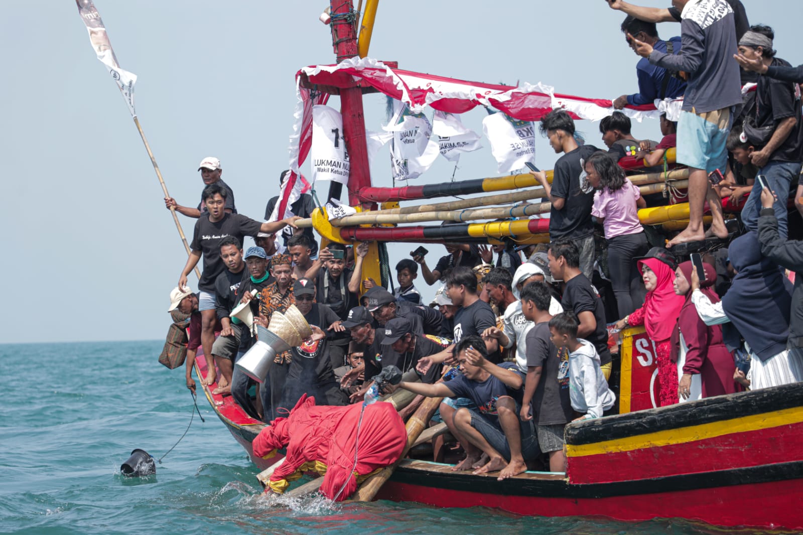 Pesta Laut di Pantai Carita, Pandeglang, Banten