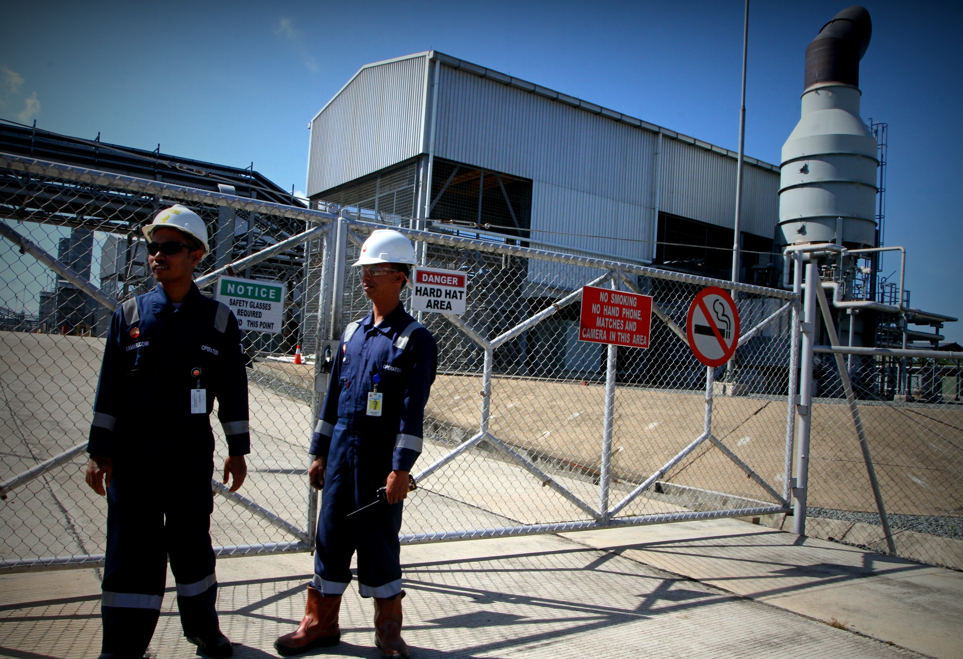 Pekerja di area kerja PetroChina Jabung Internasional di Jambi.