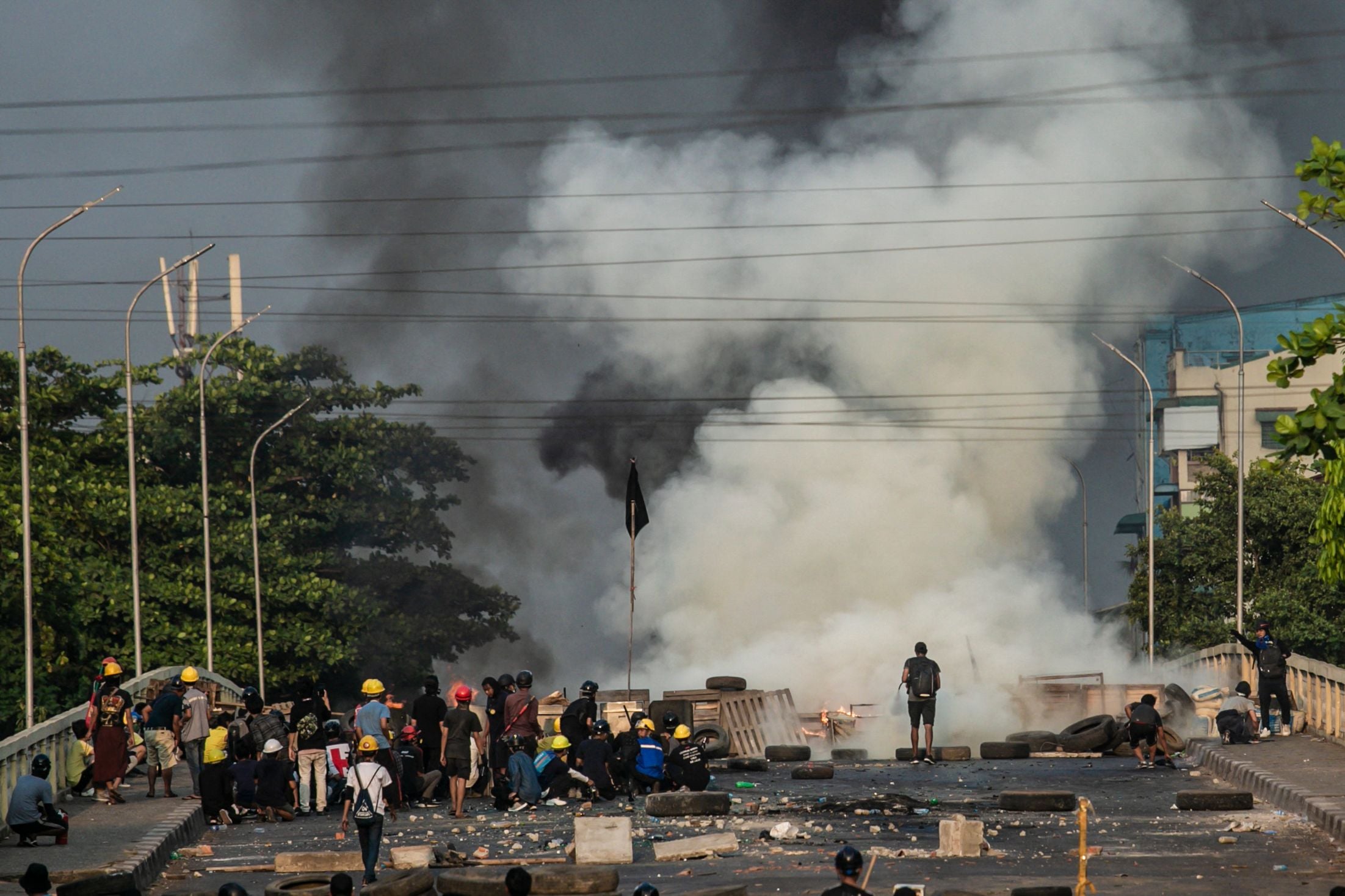 Kerusuhan yang melibatkan masyarakat dengan junta militer di Myanmar.