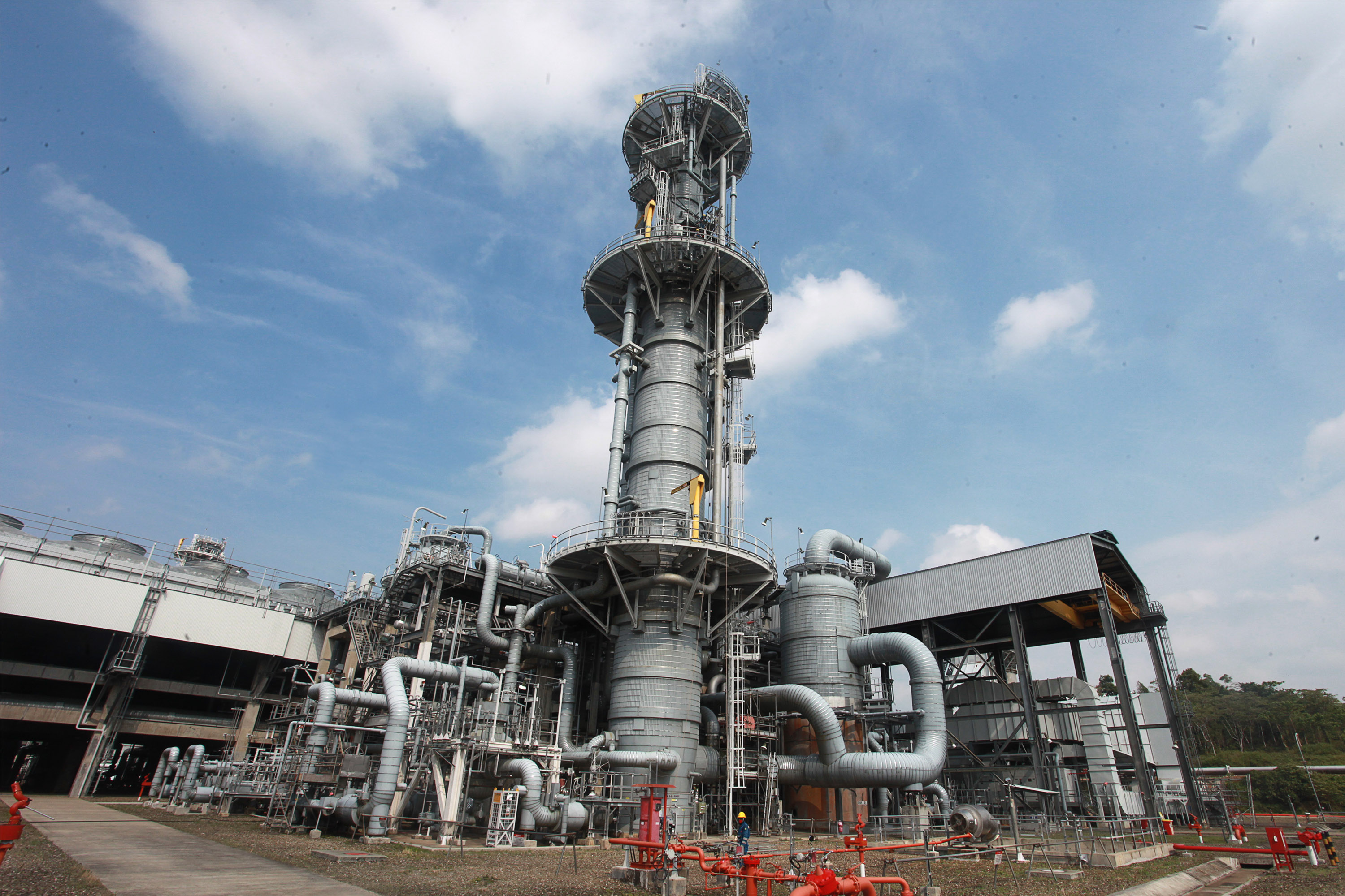 Area fasilitas pencairan gas alam di Tangguh LNG di Teluk Bintuni, Papua Barat.