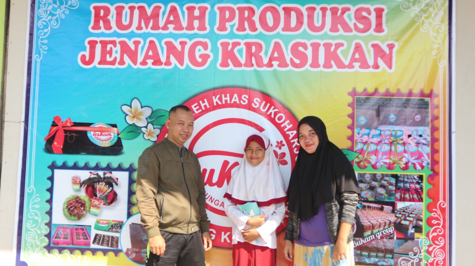 Repcil Ayu Nurul Isnaini bersama Bapak Heri dan Ibu Yanti, pemilik usaha jenang krasikan Bunga Kamboja, Tegal.