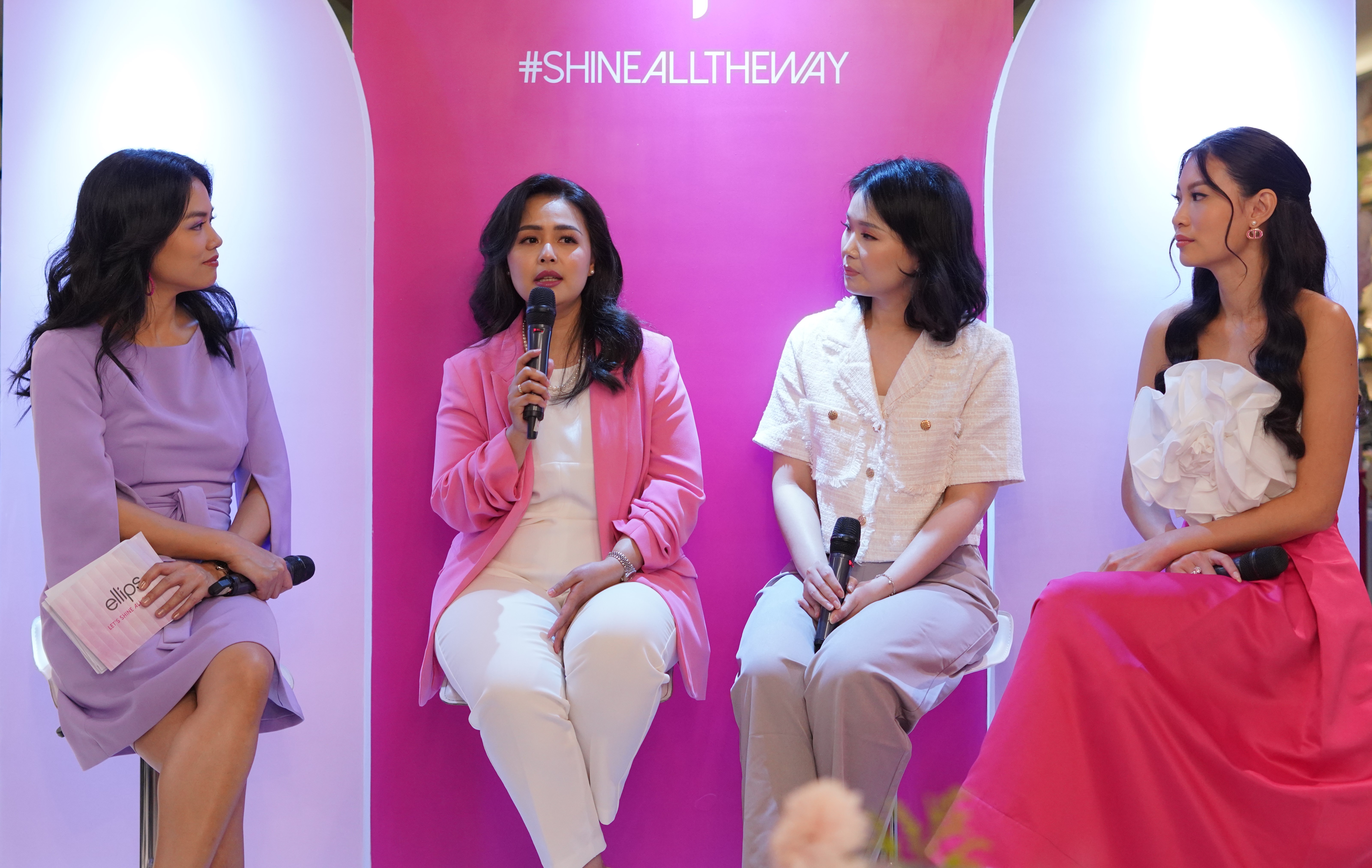 Aktris dan model Indonesia Patricia Gunawan (paling kanan). 