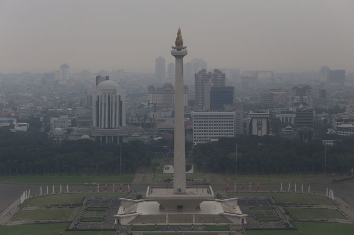 Suasana gedung bertingkat yang terlihat samar karena polusi udara di Jakarta.