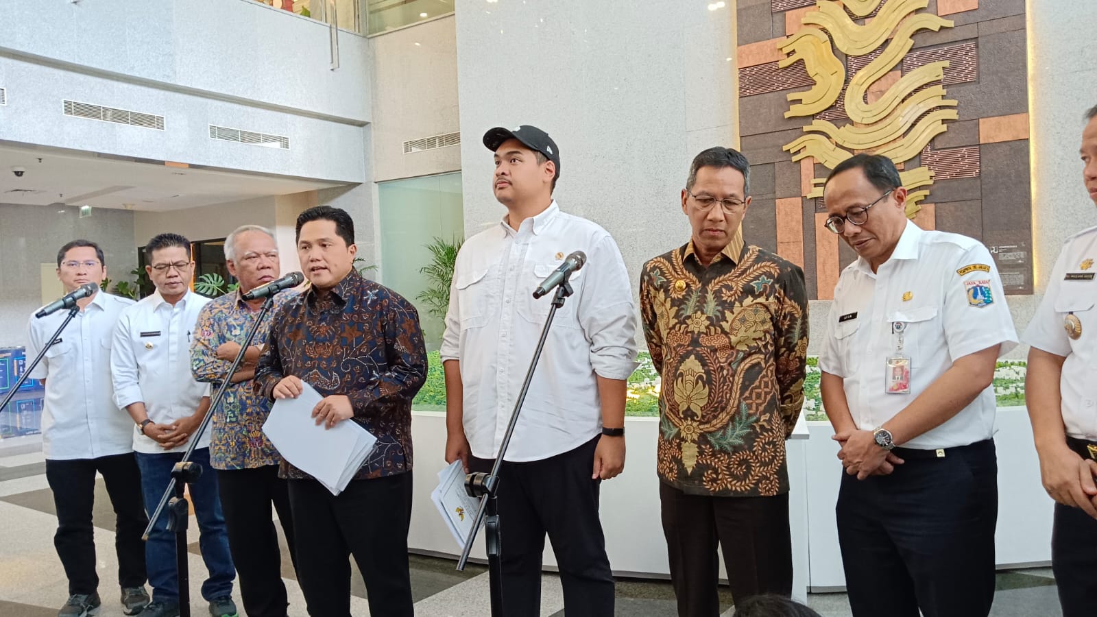 Pj Gubernur DKI Jakarta Heru Budi Hartono bersama Menteri PU-Pera Basuki Hadimoeljono dan Ketua PSSI Erick Thohir saat meninjau JIS.