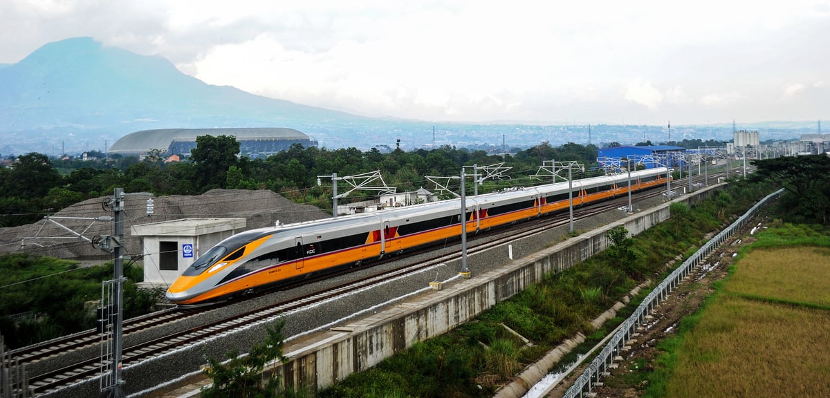 Rangkaian Electric Multiple Unit (EMU) menjalani uji operasional Kereta Cepat Jakarta-Bandung.
