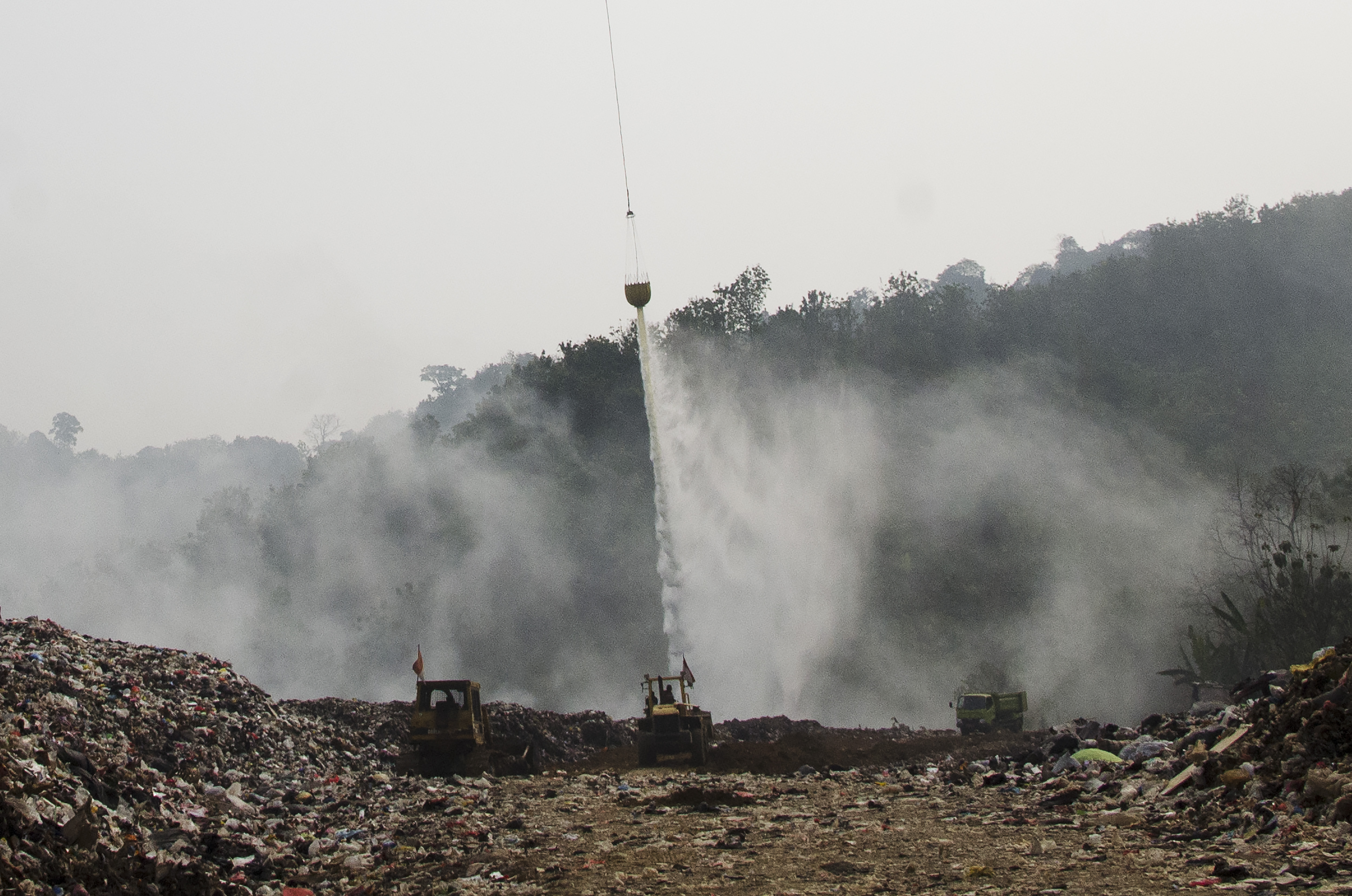 Water bombing di lokasi kebakaran Tempat Pembuangan Akhir (TPA) Sarimukti.