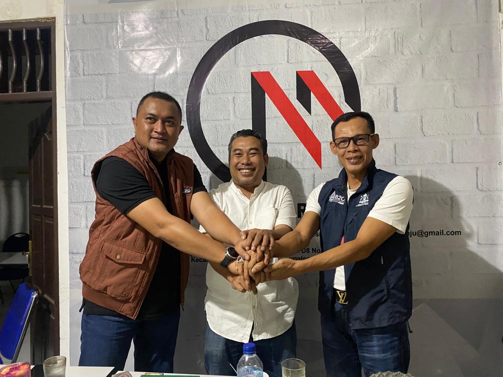 Founder Lembaga Studi Visi Nusantara Iyus Fitriadi (tengah) mengatakan dalam surveinya Prabowo Subianto unggul di Kabupaten Bogor, Jabar.