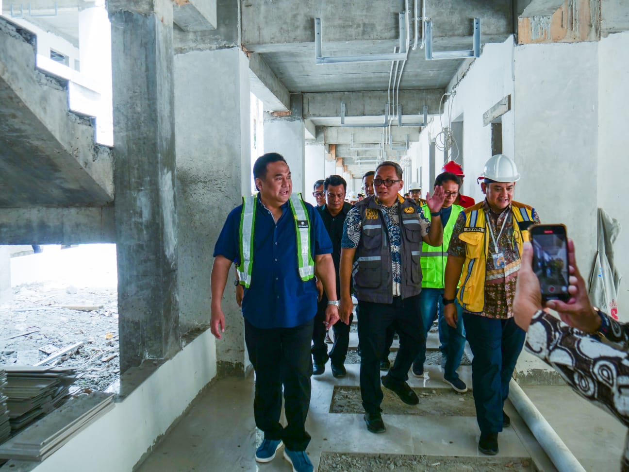 Wakil Ketua DPR RI Bidang Korinbang, Rachmat Gobel (Kiri) berkunjung ke rumah susun untuk para lansia di Gorontalo.