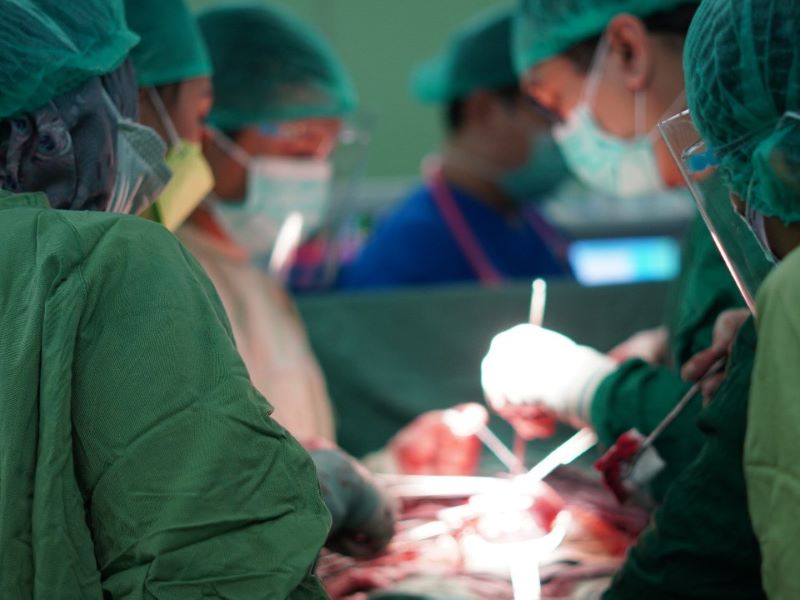 Ilustrasi dokter melakukan operasi