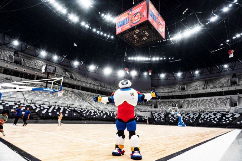  Maskot Piala Dinia FIBA 2023 bernama JIP berpose di Stadion Multifungsi Gelora Bung Karno (GBK) Indonesia Arena.