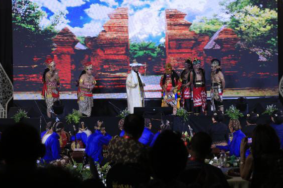 Penampilan ketoprak berjudul “Damar Wulan Feat Minak Djinggo” di ruang auditorium Binakarna, Hotel Bidakara, Jakarta, Jumat (28/7).