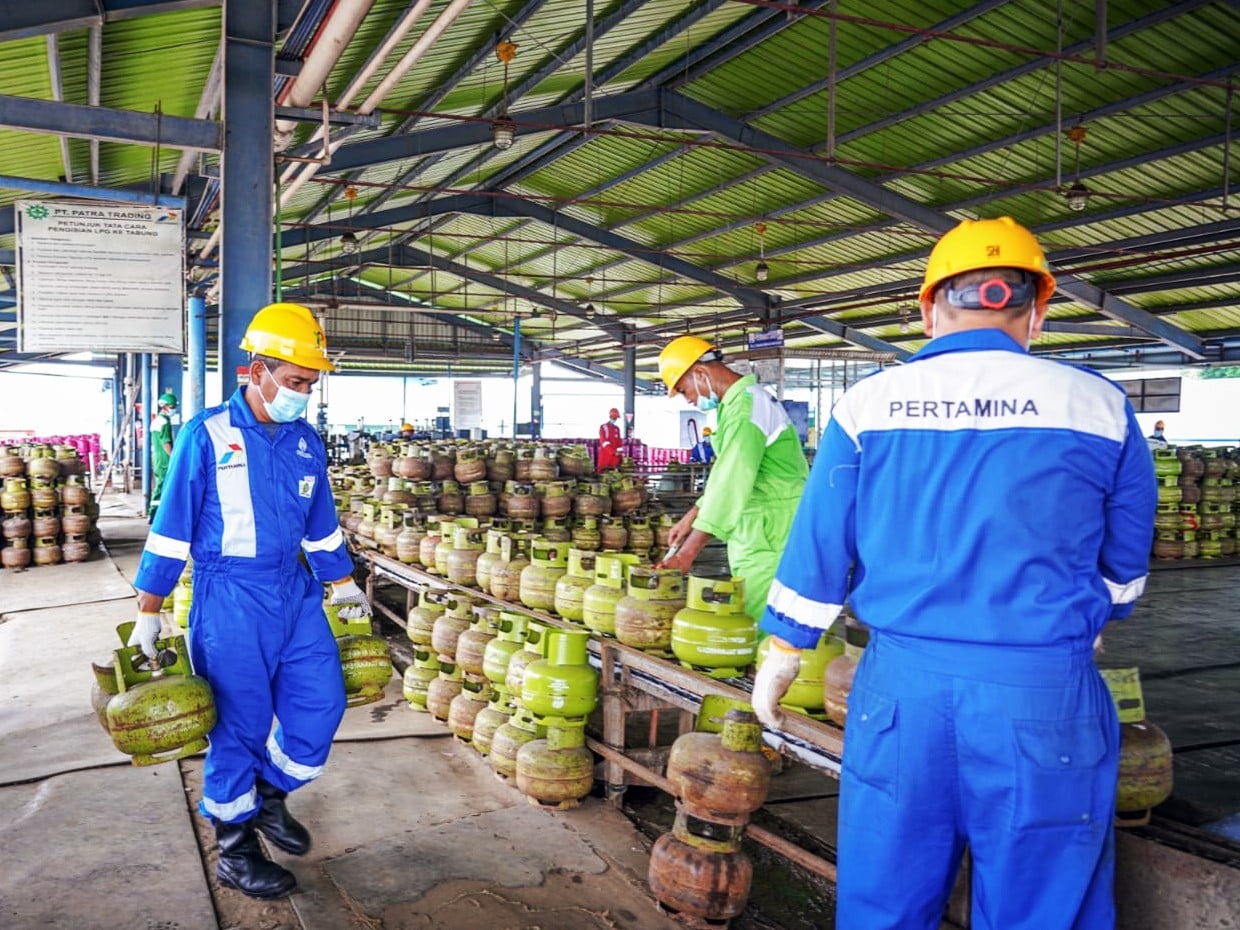 Petugas menata elpiji 3 kg untuk diisi kembali di pangkalan pengisian gas di Belitung Timur, di Kepulauan Bangka Belitung.
