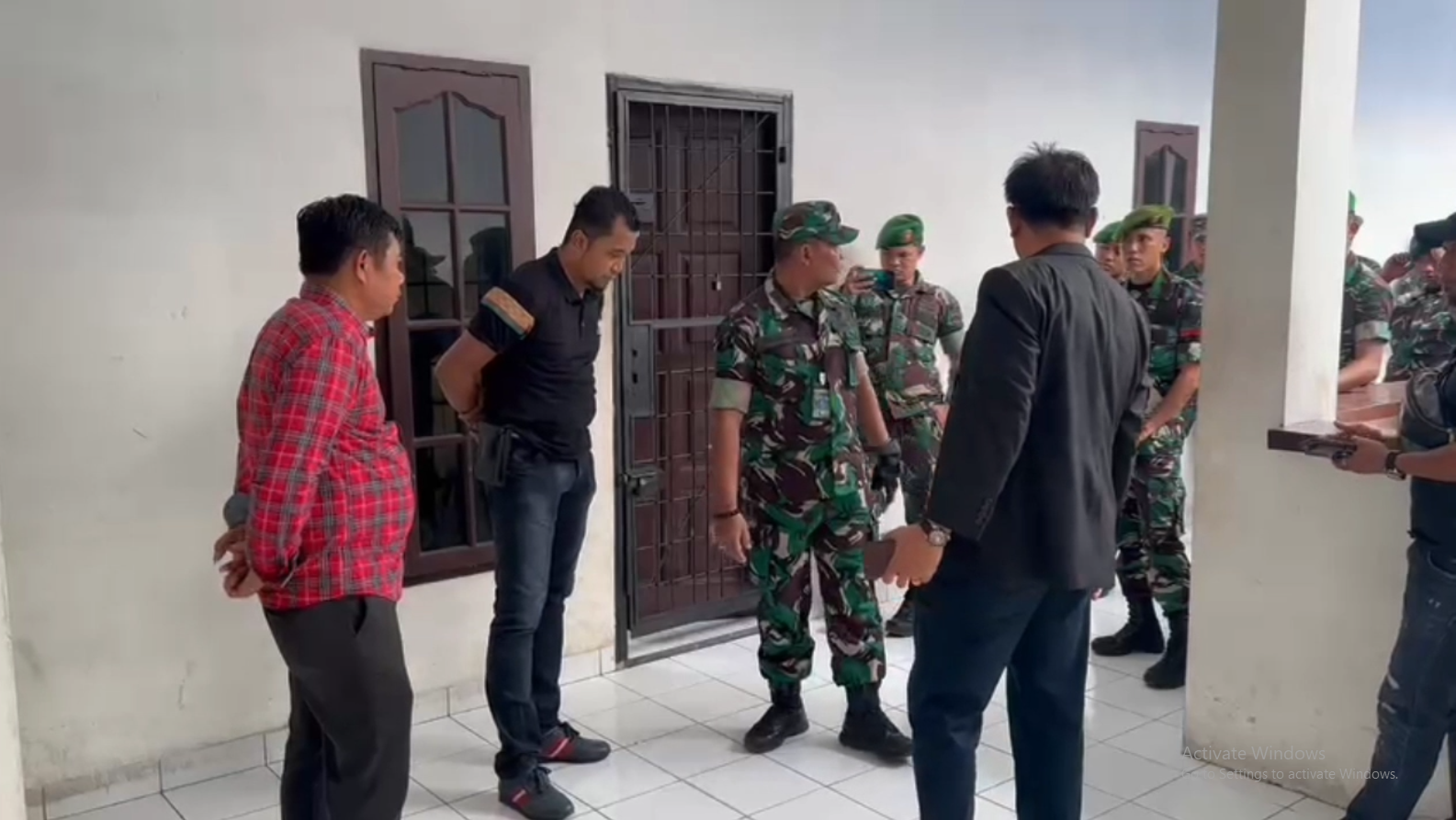 Sejumlah personel TNI menyambangi Polrestabes Medan