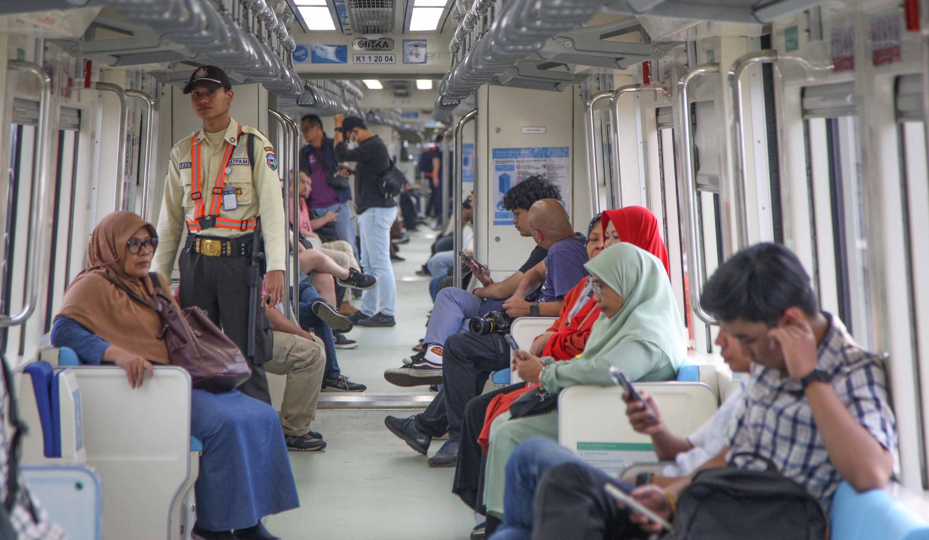 Penumpang menaiki gerbong LRT Jabodebek dalam perjalanan dari Stasiun LRT Dukuh Atas menuju Stasiun LRT Jatimulya, Bekasi.