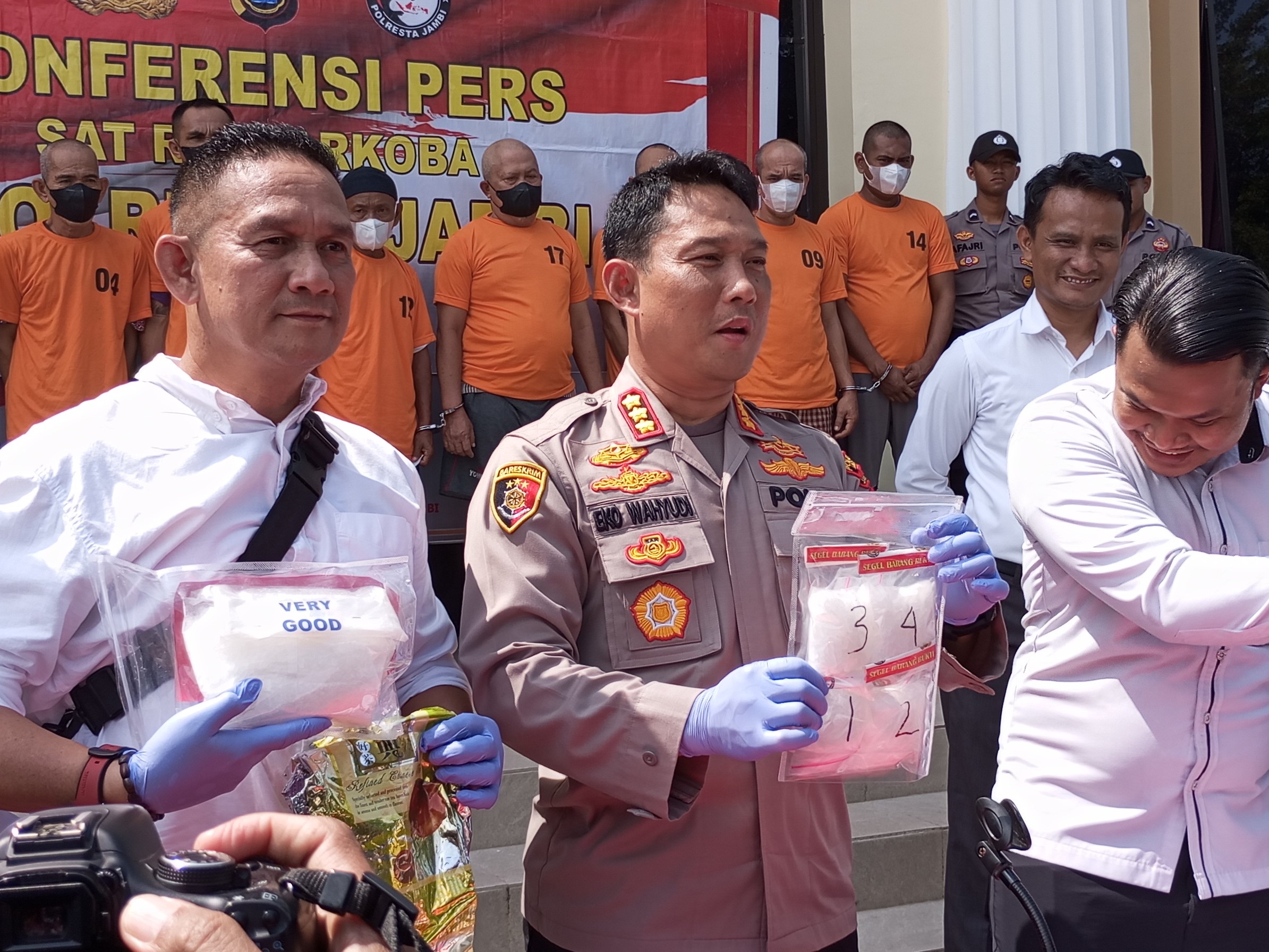 Kapolresta Jambi Kombes Eko Wahyudi dan Tim Satresnarkoba memperlihatkan 1,6 kg sabu yang diamankan dari delapan pengedar dan dua kurir.