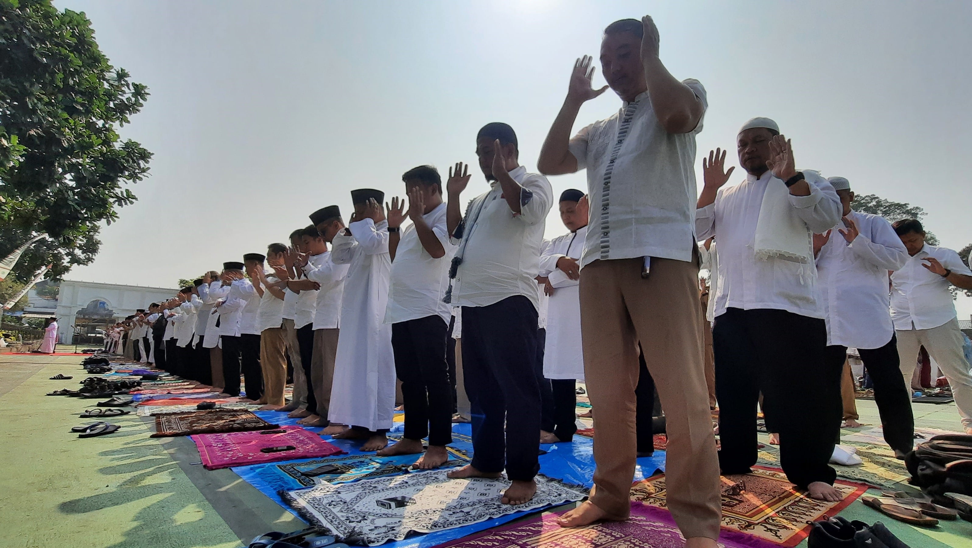 Warga dan kalangan pegawai di lingkungan Pemkab Cianjur, Jawa Barat, melaksanakan salat Istisqa di Alun-alun, Senin (21/8). 