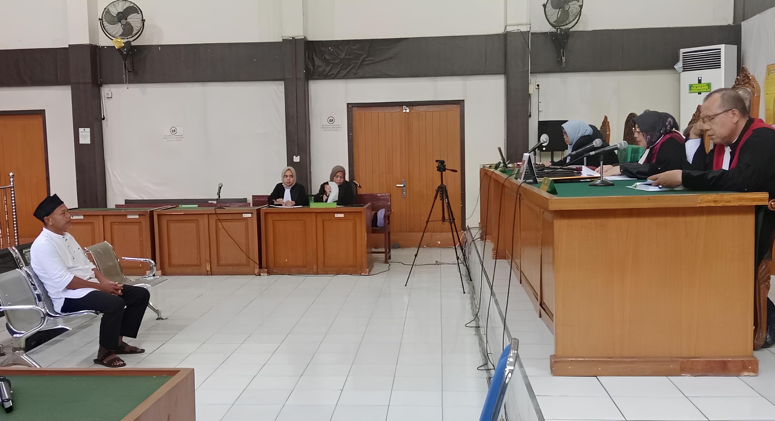 MANTAN Kepala Desa Pulau Borang, Rajiman saat sidang vonis di PN Palembang.