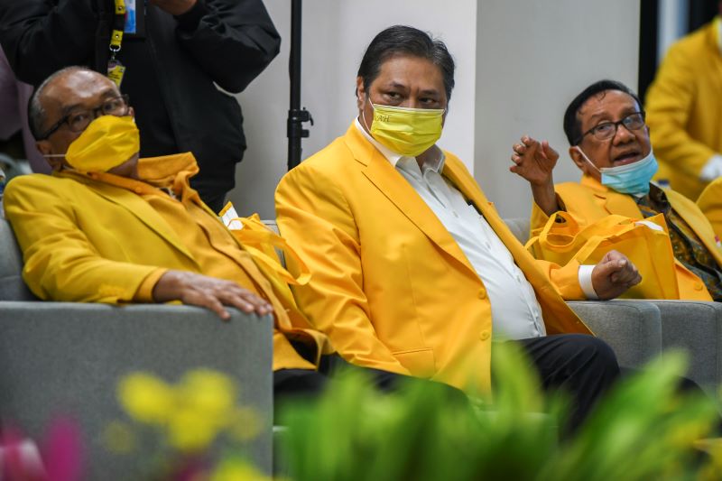Ketua Umum Partai Golkar Airlangga Hartarto duduk bersama Ketua Dewan Aburizal Bakrie dan Akbar Tanjung.