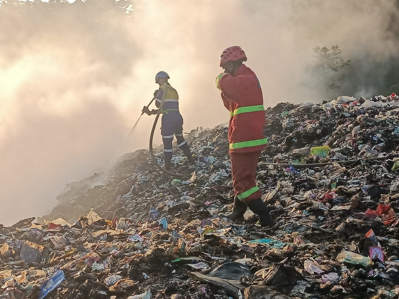Baterai Bekas Ponsel Meledak, TPA Nangkaleah Tasikmalaya Kebakaran