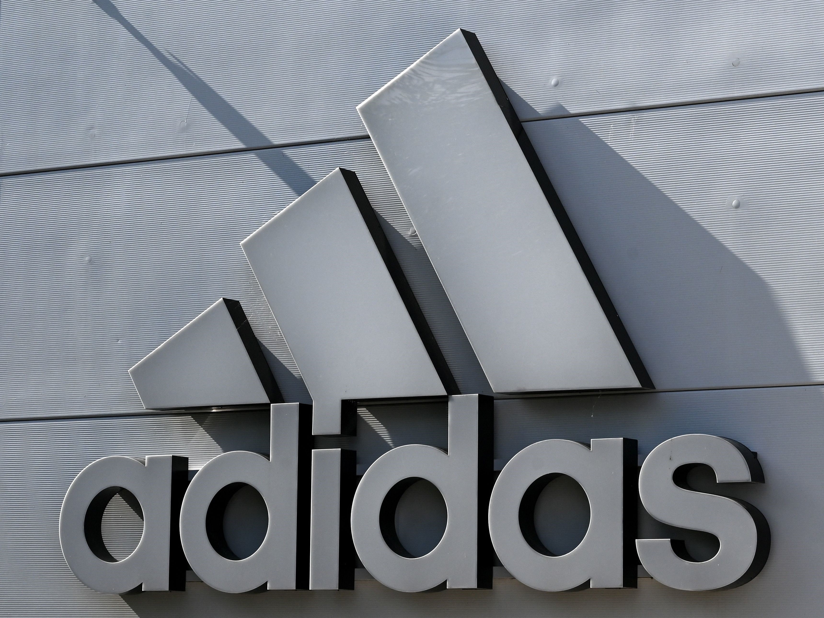 Logo Adidas.
