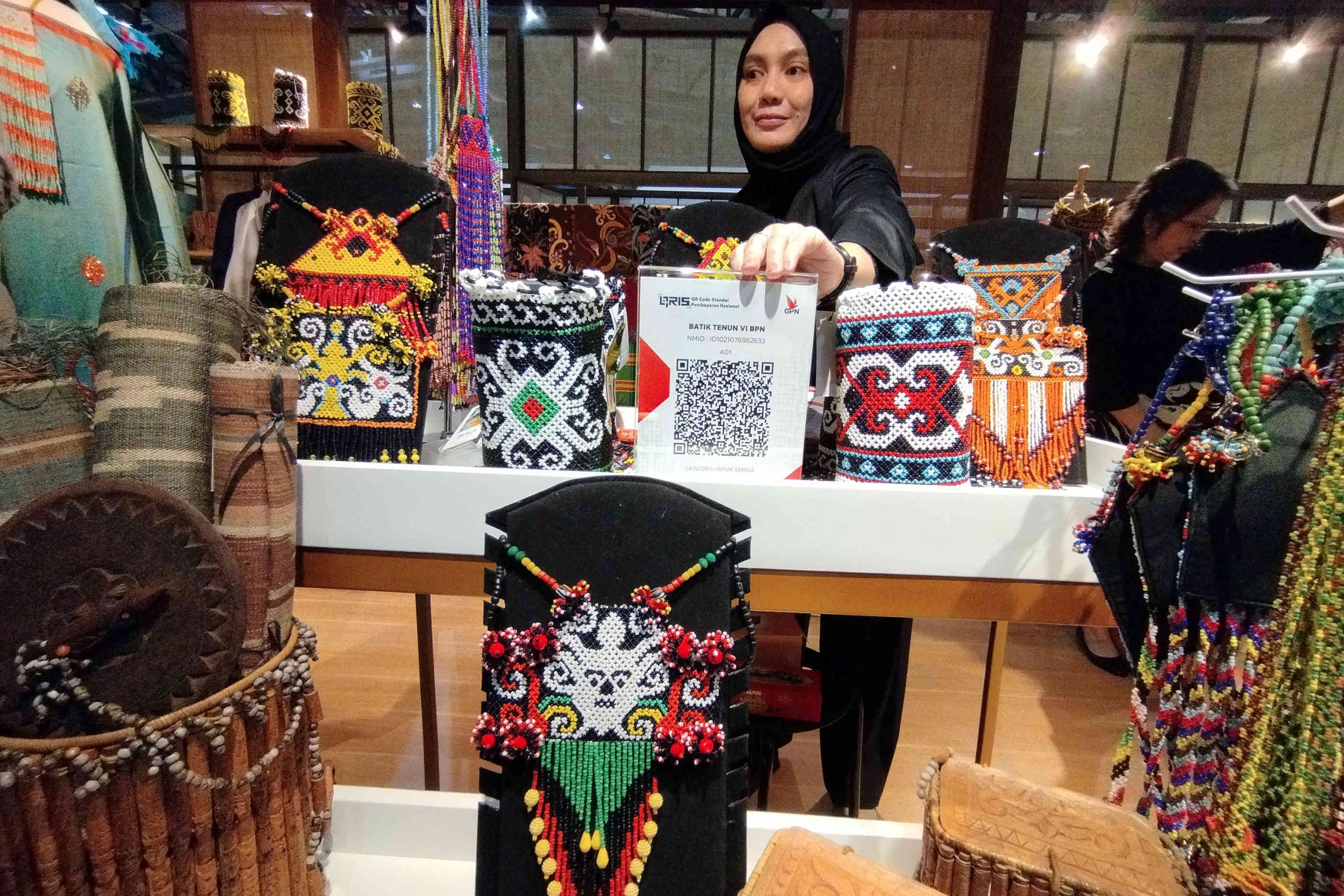 Pembeli melakukan transaksi Quick Response Code Indonesian Standard (QRIS) di pameran UMKM Karya Kreatif Indonesia (KKI) 2023, di Jakarta.