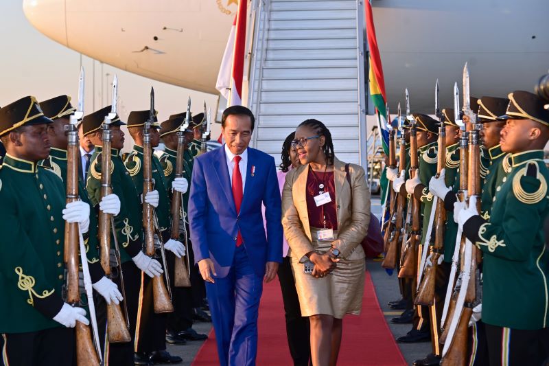 Presiden Jokowi disambut Menteri Kehutanan, Perikanan, dan Lingkungan Afrika Selatan Barbara Creecy.