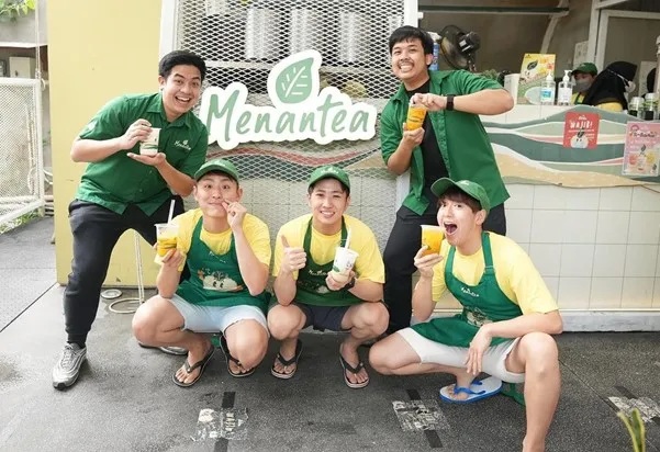 Karyawan gerai minuman Menantea.