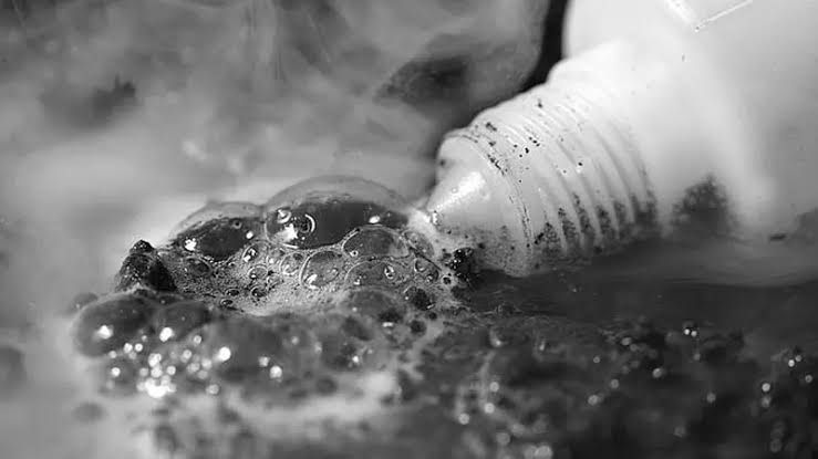 Ilustrasi penyiraman air keras pelajar