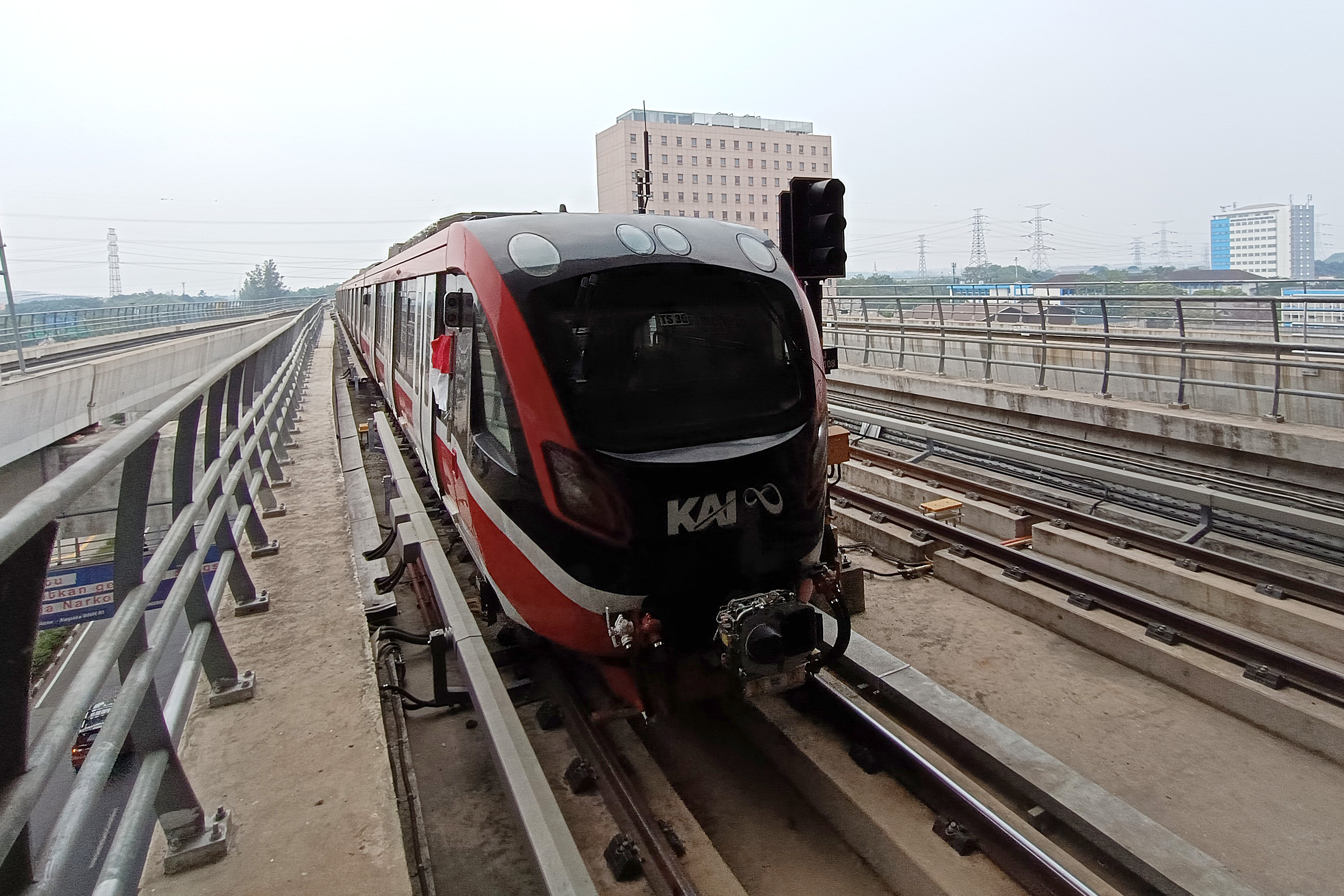 Rangkaian kereta LRT memasuki Stasiun Cawang Jakarta