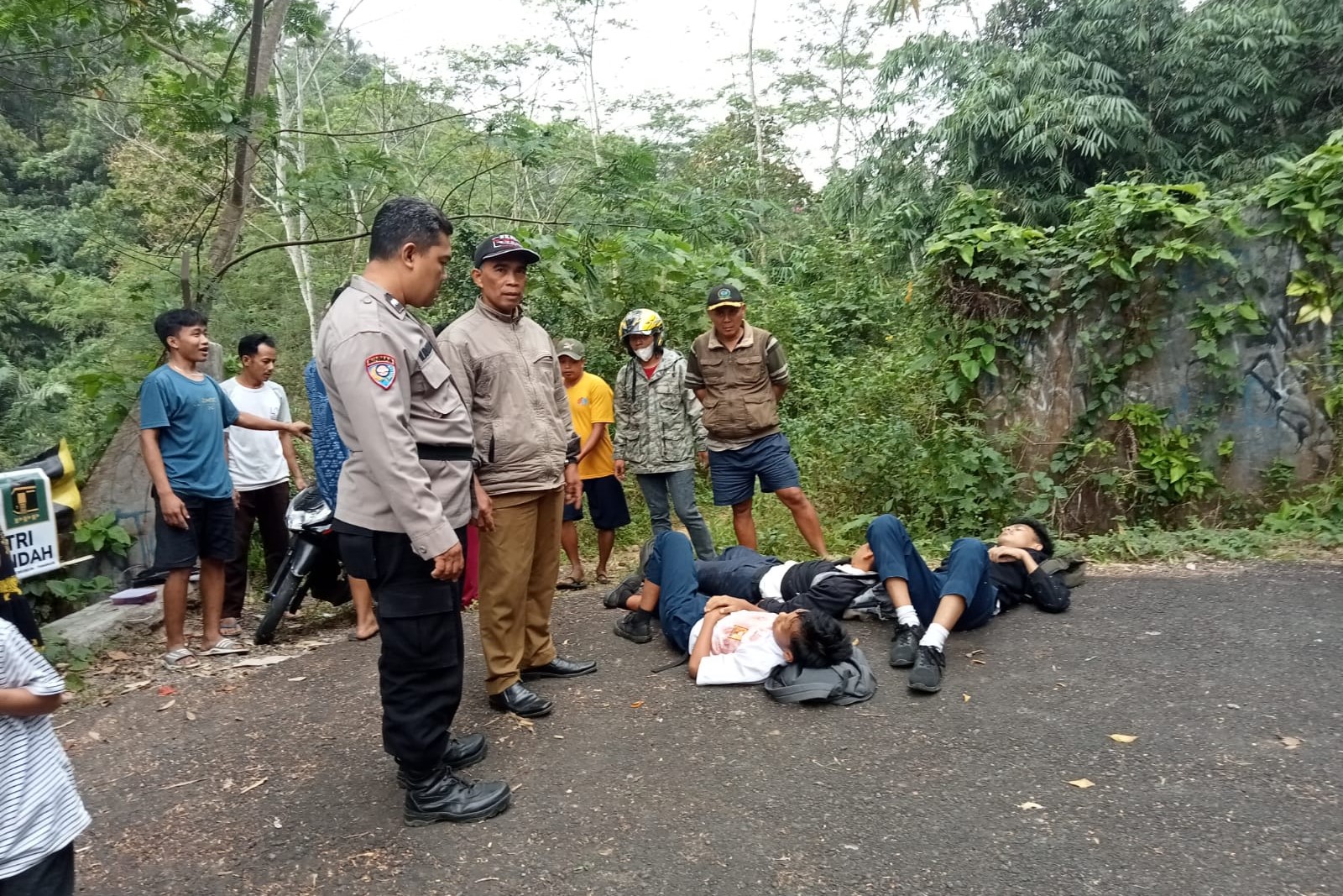 Diduga Sepeda Motor Rem Blong, Tiga Pelajar Masuk Jurang